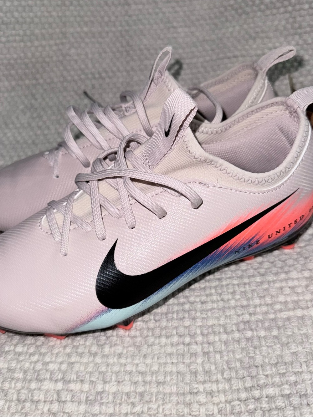 Nike Mercurial Vapor Elite United 002 Soccer Cleats Kids 3.5 3.5y pink NWT